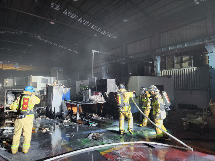 12일 부산 해운대구 공장 화재 현장. 부산소방재난본부 제공