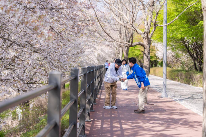 육 예비후보는 지난 11일  에티오피아한국전참전기념관부터 소양아트서클 구간을 걸으며  시민들을 만났다. 육동한 예비후보 제공