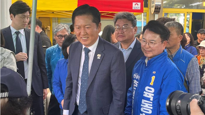 지난 12일 오후 육동한 예비후보는 춘천 풍물시장을 찾아 정청래 더불어민주당 대표와 상인과 시민들을 만나 민심을 청취했다. 육동한 예비후보 제공