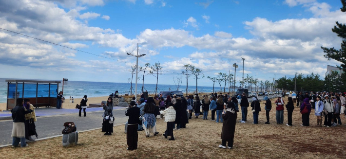 강릉 주문진 BTS 버스정류장을 찾은 외국인 관광객들이 사진을 찍기 위해 줄을 서 있는 모습. 강릉시 제공