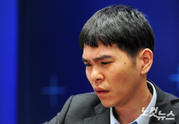 2016년 오후 서울 종로구 포시즌스호텔에서 열린 구글 인공지능(AI) 알파고의 두 번째 대국에서 당시 바둑기사 이세돌 9단이 인상을 쓰며 바둑판을 바라보고 있다. 한국기원 제공