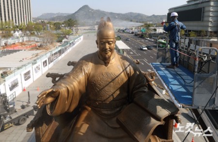 13일 오전 서울 종로구 광화문 광장에서 서울시 관계자들이 세종대왕 동상을 세척하고 있다. 서울시는 13일 오전 8시부터 14일 오후 5시까지 세종대왕·이순신 장군 동상의 원형 보존을 위한 보수 및 세척 작업을 진행한다고 밝혔다.
