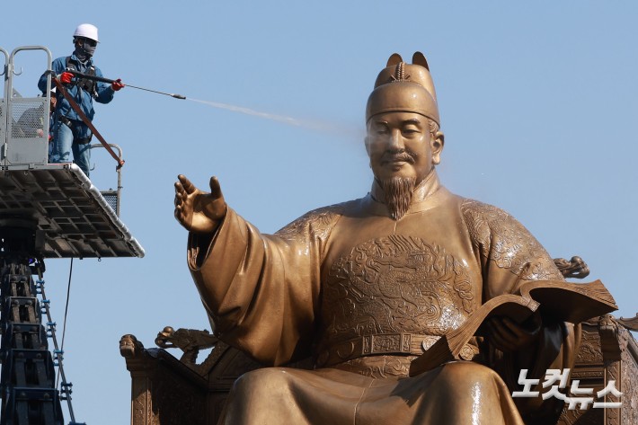 13일 오전 서울 종로구 광화문 광장에서 서울시 관계자들이 세종대왕 동상을 세척하고 있다. 서울시는 13일 오전 8시부터 14일 오후 5시까지 세종대왕·이순신 장군 동상의 원형 보존을 위한 보수 및 세척 작업을 진행한다고 밝혔다.