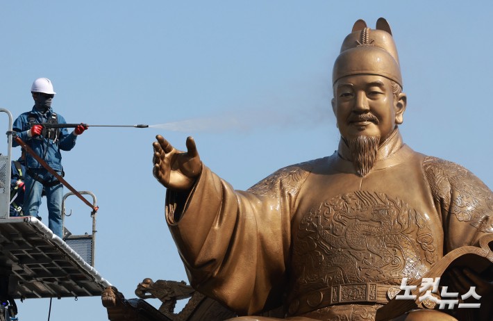 13일 오전 서울 종로구 광화문 광장에서 서울시 관계자들이 세종대왕 동상을 세척하고 있다. 서울시는 13일 오전 8시부터 14일 오후 5시까지 세종대왕·이순신 장군 동상의 원형 보존을 위한 보수 및 세척 작업을 진행한다고 밝혔다.