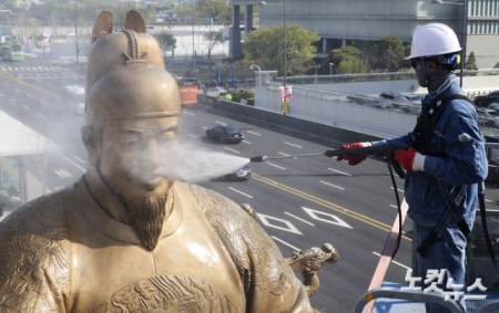 13일 오전 서울 종로구 광화문 광장에서 서울시 관계자들이 세종대왕 동상을 세척하고 있다. 서울시는 13일 오전 8시부터 14일 오후 5시까지 세종대왕·이순신 장군 동상의 원형 보존을 위한 보수 및 세척 작업을 진행한다고 밝혔다.