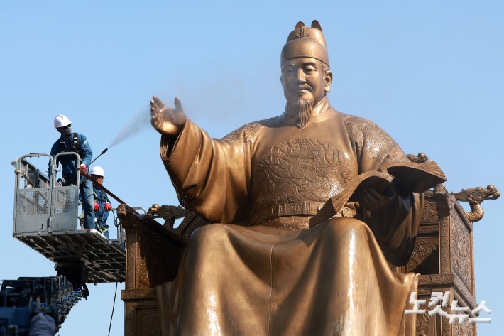 13일 오전 서울 종로구 광화문 광장에서 서울시 관계자들이 세종대왕 동상을 세척하고 있다. 서울시는 13일 오전 8시부터 14일 오후 5시까지 세종대왕·이순신 장군 동상의 원형 보존을 위한 보수 및 세척 작업을 진행한다고 밝혔다.