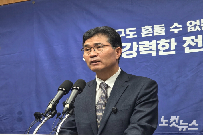 이원택 민주당 전북지사 후보가 13일 전북도의회에서 기자회견을 하고 있다. 최명국 기자