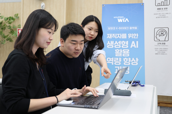 현대위아 직원들이 13일 경상남도 창원시 현대위아 비전홀에서 모든 사무·연구직군 직원을 대상으로 실시하는 'AX Literacy 교육'에 참여하고 있다. 현대위아 제공