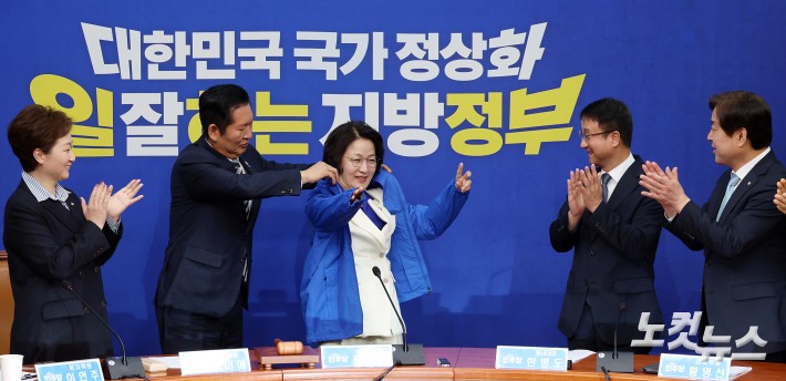 더불어민주당 정청래 대표가 13일 서울 여의도 국회에서 열린 경기도지사 후보 환영식에서 추미애 후보에게 당 점퍼를 입혀주고 있다.