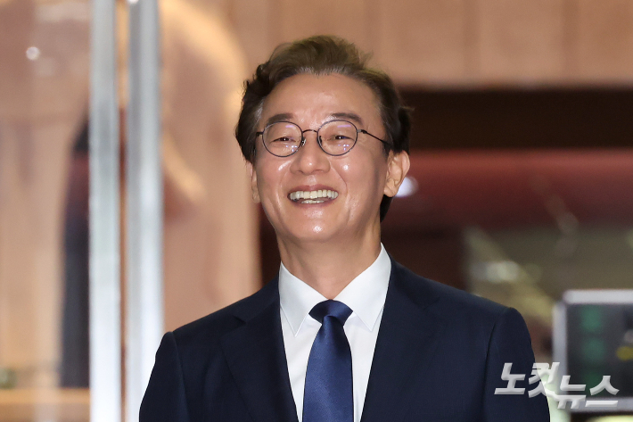 6·3 지방선거 부산시장 후보로 선출된 전재수 의원이 10일 서울 여의도 국회에서 민주당 정청래 대표와 면담을 위해 당대표 회의실로 향하고 있다. 윤창원 기자