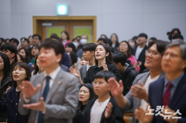 참석자들이 함께 손뼉을 치며 찬양하고 있다. 최화랑 기자