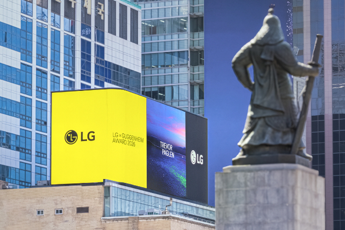 서울 광화문광장에서 2026년 LG 구겐하임 어워드 수상자 트레버 페글렌의 수상을 축하하는 영상이 상영되고 있다. LG 제공