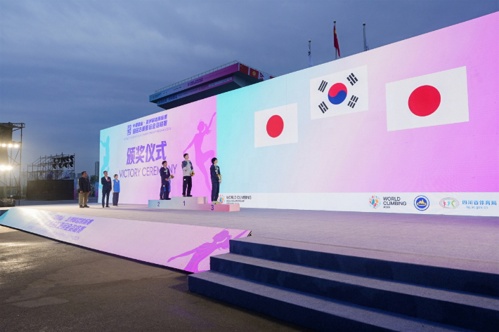 볼더 1위 이도현의 시상식 장면. 대한산악연맹 제공