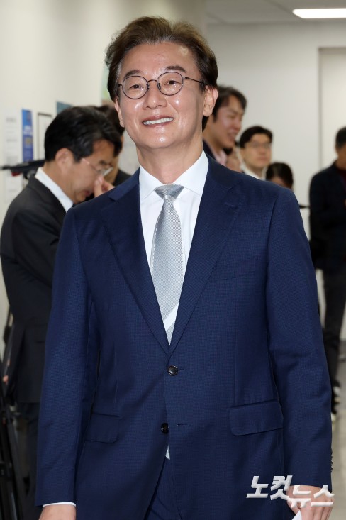 기자회견장으로 이동하는 전재수 부산시장 후보