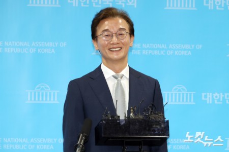 취재진의 질문에 답변하는 전재수 부산시장 후보