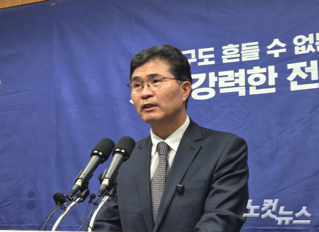 이원택 민주당 전북지사 후보가 13일 전북도의회에서 기자회견을 하고 있다. 최명국 기자