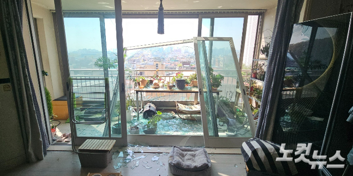 폭발 사고로 아수라장이 된 A씨의 집. 임성민 기자