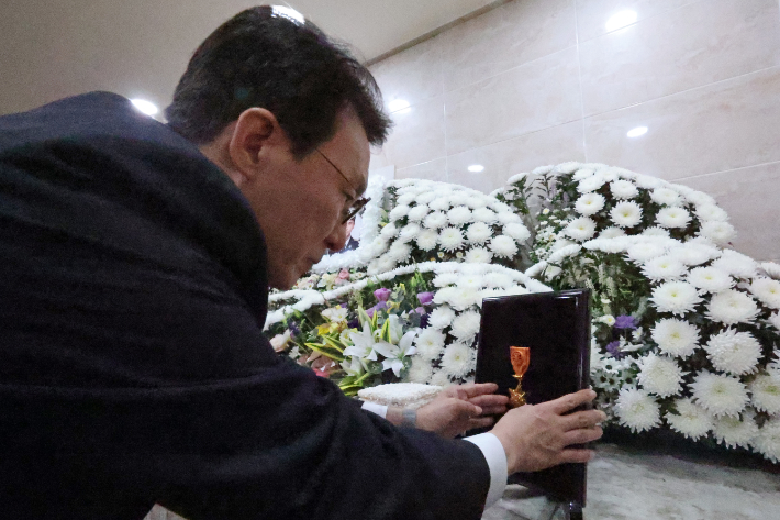 김민석 국무총리가 13일 오전 전남 완도군 완도읍 완도대성병원 장례식장을 찾아 화재현장에서 숨진 노태영 소방사에게 훈장을 수여하고 있다. 연합뉴스