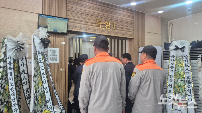 13일 오전 전남 완도군의 한 장례식장. 소방대원 동료들이 박승원 소방위의 빈소에 조문하고 있다. 한아름 기자