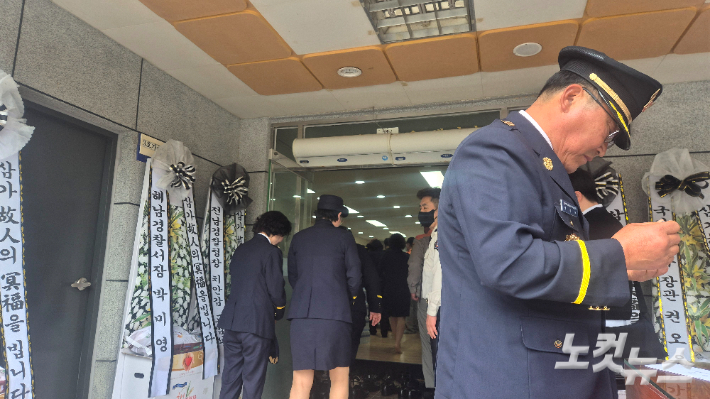 13일 오전 해남소방서 노태영 소방사의 빈소에도 동료들의 발길이 이어졌다. 한아름 기자