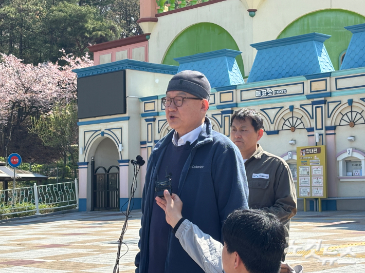 대전시 문창용 환경국장이 13일 대전 오월드 앞에서 현장 브리핑을 진행하고 있다. 김미성 기자