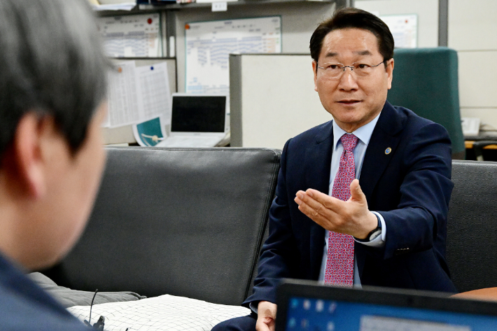 13일 유정복 인천시장이 기자들과 대화하고 있는 모습. 인천시 제공