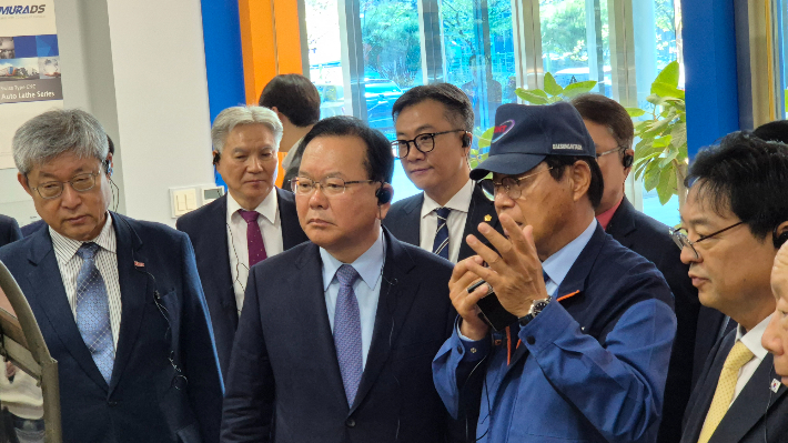 13일 오전 대구 달성군의 한 기업을 찾은 김부겸 더불어민주당 대구시당 후보가 현장을 둘러보고 있다. 곽재화 기자 