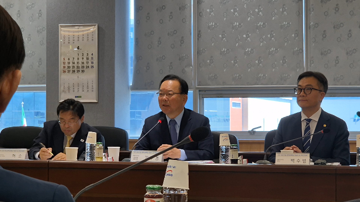 13일 오전 대구 달성군 대성하이텍 본사에서 열린 '대구 중소기업 정책과제집 전달식 및 현장간담회'에서 김부겸 더불어민주당 대구시장 예비후보가 발언하고 있다.