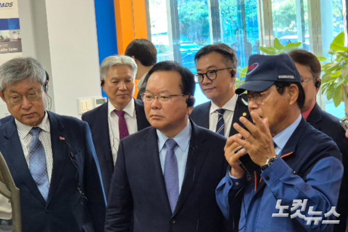 13일 오전 대구 달성군의 한 기업을 찾은 김부겸 더불어민주당 대구시당 후보가 현장을 둘러보고 있다. 곽재화 기자 