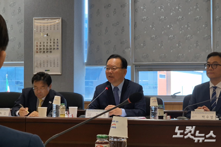 13일 오전 대구 달성군 대성하이텍 본사에서 열린 '대구 중소기업 정책과제집 전달식 및 현장간담회'에서 김부겸 더불어민주당 대구시장 예비후보가 발언하고 있다. 곽재화 기자