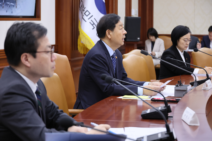 구윤철 부총리 겸 재정경제부 장관이 13일 서울 종로구 정부서울청사에서 열린 대외경제장관회의 및 EDCF 기금운용위원회에서 발언하고 있다. 연합뉴스