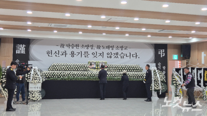 13일 오후 완도문화예술의전당에 마련된 합동분향소에 조문객들이 삼삼오오 찾아와 고인의 넋을 기렸다. 주민 두 명이 분향소를 찾아 헌화하는 모습. 한아름 기자