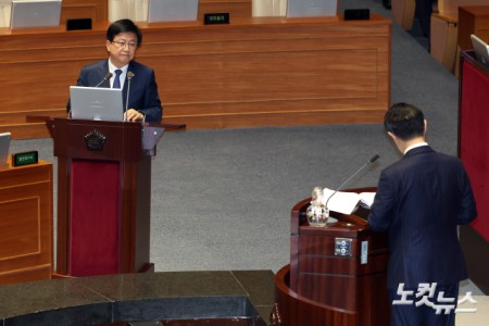 13일 서울 여의도 국회에서 열린 제434회국회(임시회) 제4차 본회의에서 최교진 교육부 장관이 의원 질의를 받고 있다.