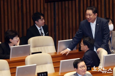 13일 서울 여의도 국회에서 열린 제434회국회(임시회) 제4차 본회의에서 김병기 무소속 의원이 의원들과 대화를 하고 있다.