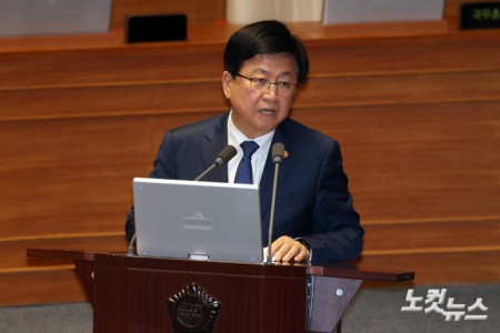 13일 서울 여의도 국회에서 열린 제434회국회(임시회) 제4차 본회의에서 최교진 교육부 장관이 의원 질의에 답변을 하고 있다.