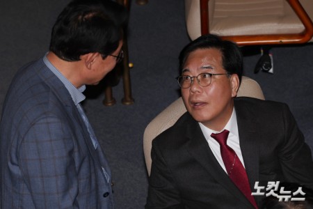 13일 서울 여의도 국회에서 열린 제434회국회(임시회) 제4차 본회의에서 국민의힘 송언석 원내대표가 의원들과 대화를 하고 있다.