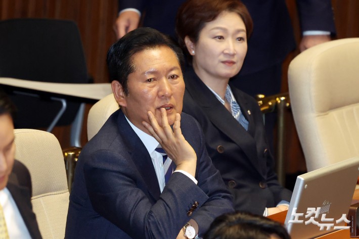 13일 서울 여의도 국회에서 열린 제434회국회(임시회) 제4차 본회의에 더불어민주당 정청래 대표가 참석하고 있다.