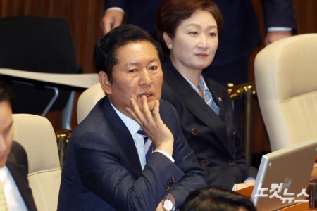 13일 서울 여의도 국회에서 열린 제434회국회(임시회) 제4차 본회의에 더불어민주당 정청래 대표가 참석하고 있다.