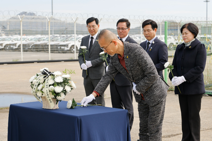 최승복 교육감 권한대행이 13일 목포 신항만을 찾아 세월호 선체 앞에서 희생자들을 추모하고 있다. 광주시교육청 제공