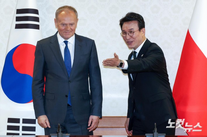 자리 안내하는 김민석 총리