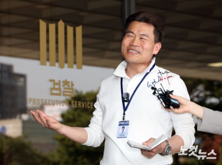 검찰 출석한 전한길