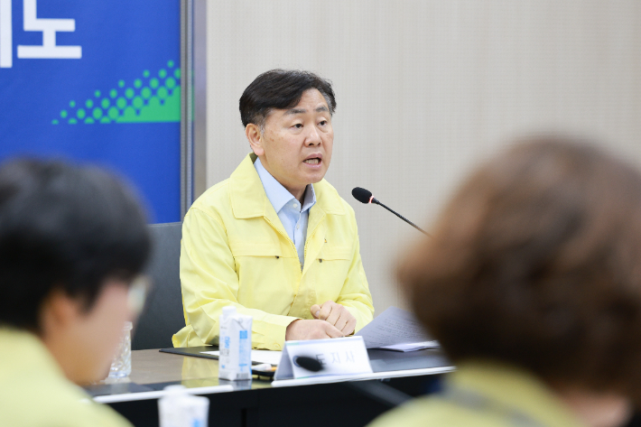 김관영 전북도지사가 13일 전북도청에서 비상경제대응TF 영상회의를 열고 세정 지원 방안을 점검했다. 전북도 제공