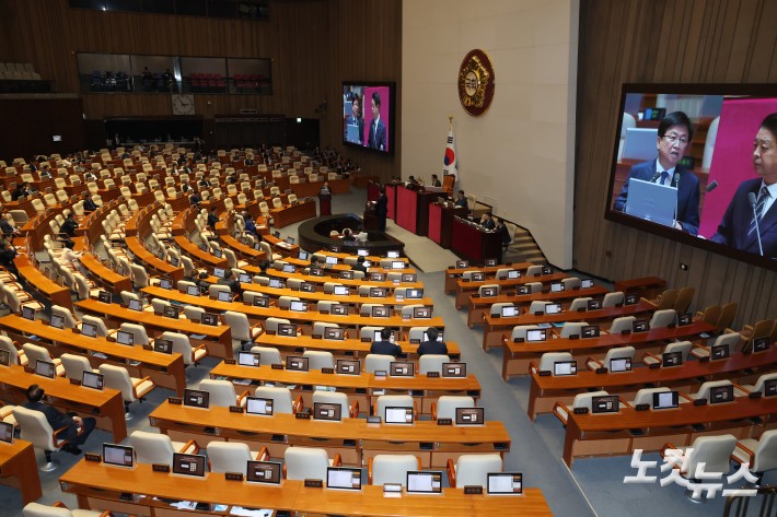 13일 서울 여의도 국회에서 열린 제434회국회(임시회) 제4차 본회의에서 최교진 교육부 장관이 의원 질의에 답변을 하고 있다.