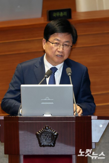 13일 서울 여의도 국회에서 열린 제434회국회(임시회) 제4차 본회의에서 최교진 교육부 장관이 의원 질의에 답변을 하고 있다.