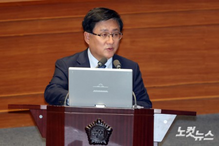 13일 서울 여의도 국회에서 열린 제434회국회(임시회) 제4차 본회의 교육·사회·문화 분야 대정부질문에서 김성환 기후에너지환경부 장관이 의원 질의에 답변을 하고 있다.