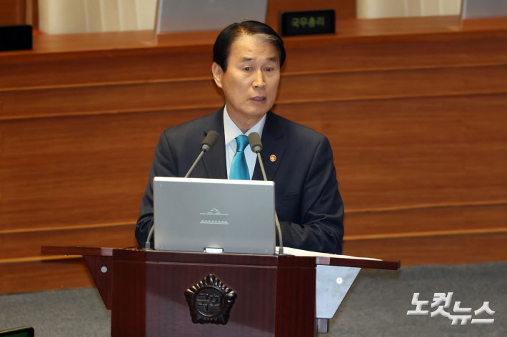 13일 서울 여의도 국회에서 열린 제434회국회(임시회) 제4차 본회의 교육·사회·문화 분야 대정부질문에서 권오을 국가보훈부 장관이 의원 질의에 답변을 하고 있다.