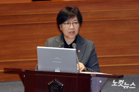 13일 서울 여의도 국회에서 열린 제434회국회(임시회) 제4차 본회의 교육·사회·문화 분야 대정부질문에서 정은경 보건복지부 장관이 의원 질의에 답변을 하고 있다.