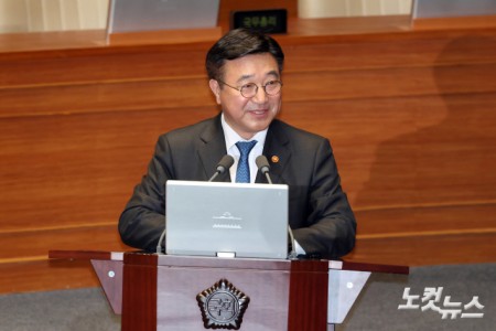 13일 서울 여의도 국회에서 열린 제434회국회(임시회) 제4차 본회의 교육·사회·문화 분야 대정부질문에서 윤호중 행정안전부 장관이 의원 질의에 답변을 하고 있다.