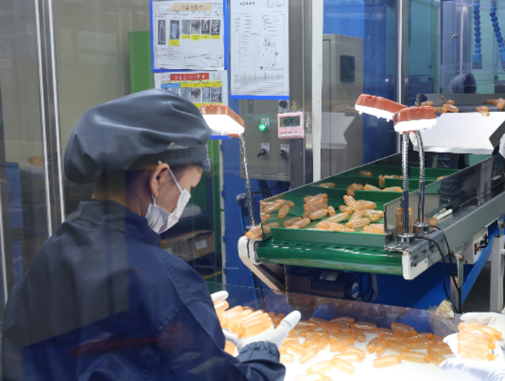 화장품 플라스틱 용기가 생산되고 있다. 연합뉴스