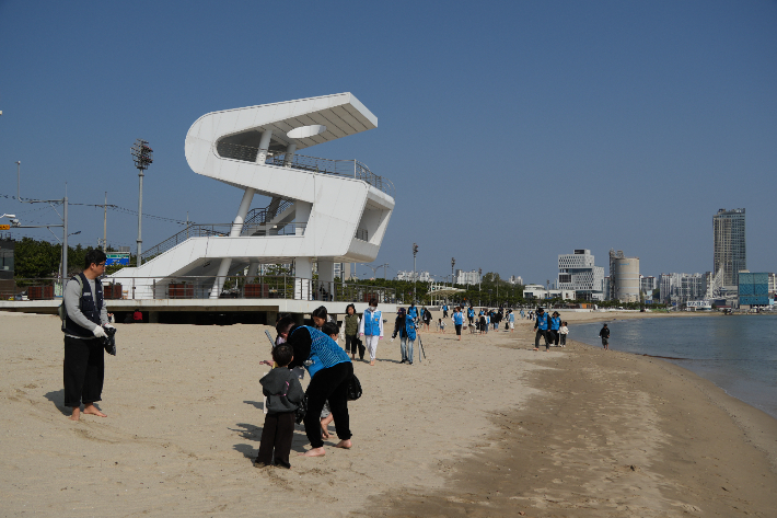 포항 송도해수욕장 정화활동. 현대제철 포항공장 제공